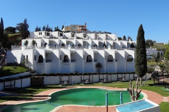 Hôtel/complexe touristique situé dans la campagne près de Tétouan. La propriété est en excellent état et offre 5 suites et 12 bungalows d'une chambre plus 7 autres en construction.