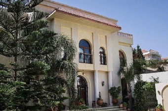 Villa moderne en parfait état, totalisant 290 m² répartis sur 3 étages, construite dans le style d'un Riad de Marrakech, avec une qualité de finition exceptionnelle et fonctionnant aussi bien comme une maison familiale que comme une maison d'hôte.