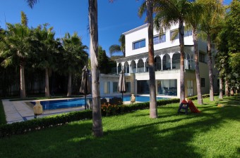 L'équipe de Young Associates est heureuse de vous proposer cette superbe villa avec 5 salles de réception, piscine et hammam. Un séjour marocain réussi et unique vous attend.