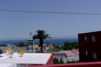 Cette charmante propriété à Miramonte Marchan est bien présentée et prête à vous accueillir. C'est une maison traditionnelle sur 3 étages. Il y a une superbe terrasse sur le toit qui offre une vue sur le quartier et sur la mer.