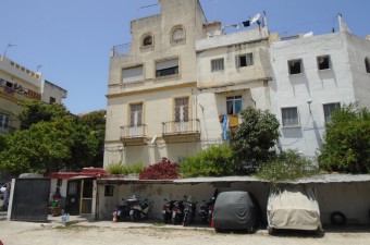 This is a very interesting investment opportunity, currently arranged as 5 commercial units and 2 independent houses. The property would make an excellent maison d'hote. Both the houses have amazing 360° views over the bay of Tangier and the entire city.