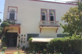 Villa spacieuse et moderne idéale pour une famille généreuse. L'emplacement dans une rue calme dans le secteur recherché de Charf à une courte distance de la plage est très recherché.