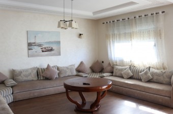 Un appartement de 150 m² au 7ème étage, meublé ou non, dans le quartier recherché d'Iberia comprenant une grande salle de réception et 3 chambres.