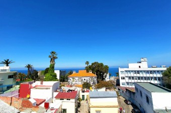 Construite sur un terrain de 400m², la maison bénéficie d'un emplacement stratégique et de vues imprenables sur le détroit de Gibraltar.