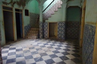 Cette maison est située au coeur de la médina dans un quartier résidentiel calme et sécurisé à 5 minutes de la kasbah et du port.