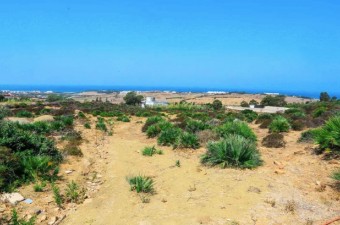 Terrain constructible à vendre proche de la plage Robinson et des Grottes de Hercules.