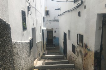 Cette maison est située au coeur de la médina dans un quartier résidentiel calme et sécurisé à 5 minutes de la kasbah et du port.