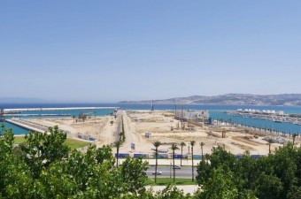 De par sa situation privilégiée, l'accès en voiture est facile et la maison bénéficie d'une vue panoramique sur Tanger, l'Espagne et Gibraltar.