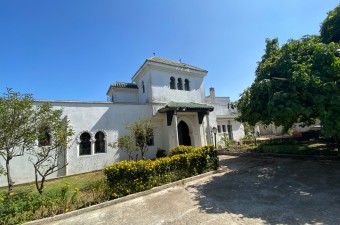 Villa Tangeroise traditionnelle avec une richesse de charme et d'éléments d'époque située dans en position dominante surplombant le Détroit.