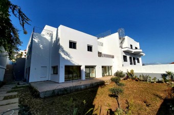 Newly built townhouse located on the road of Boubana (Californie area), the house was done with great care and refined finishing.