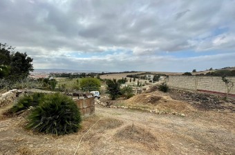 Un terrain constructible de 2549m2 situé à proximité des plages d'Achakar mais également avec un accès facile au centre-ville.