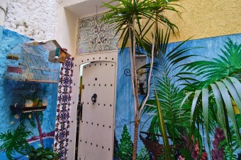 This is a charming two-story house located in the Messala neighborhood of Tangier.