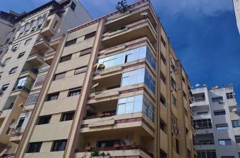 Charmant appartement dans le centre-ville avec grand balcon et vue dégagée.