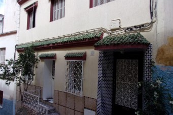 This traditional house has a beautiful courtyard garden. There is an independent ground floor apartment and, the 1st and 2nd floors offer spacious reception rooms and 3 double bedrooms.